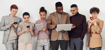 Difference Moodle and Totara - people looking at devices