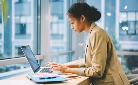 Фото ноутбука с наушниками в офисе. Оператор в офисе. Крутые стажировки. Девушка ведет вебинар. Отдел продаж.