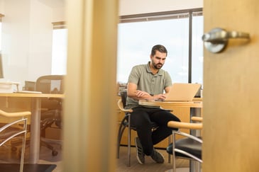 linkedin-sales-navigator-403994-unsplash